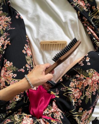 Invest in your hair. It's  the only crown you will never take off! 👑

{AD} Swipe —>> With so many products on the market, what stands out to me about @leoprinz.official premium boar bristle brushes, is that one size does NOT fit all.

🖤  Their brushes come in 3 different models depending on your hair type, which is what drew me to want to work with them. I am using the ANGEL model - which is best suited to me - for fine, medium to long hair. The boar bristles of the Angel model, are slightly longer and therefore get through longer, fine hair well. 🖤 I am here for this!

I feel it’s so important to support brands, and buy brands that are conscisious. Made in Germany, they only use sustainable materials, including their packaging. And are 100% plastic free! Yesss!

I am an avid hair brusher and know full well the benefits of brushing my hair. It stimulates the scalp, and root nerve endings to help blood flow to the hair roots. Thats what creates natural shine, not chemical shine. I let the brush do the work for shinny results. My hair is smooth, shiny and above all else smooth!

Perfect for yourself or a luxe Mothers Day gift, use code: MELINDA15 for 15% off their collection. Also check out my IG stories for quick access and more info!

#leoprinzofficial #hairbeauty #hairluxe #sustainable #plasticfree #boarbristle